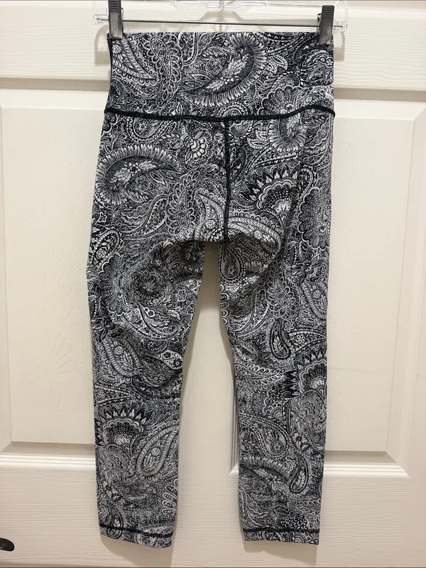 Lululemon Black & White Paisley High Times Athleisure Yoga Leggings - Size 6 - Image 4