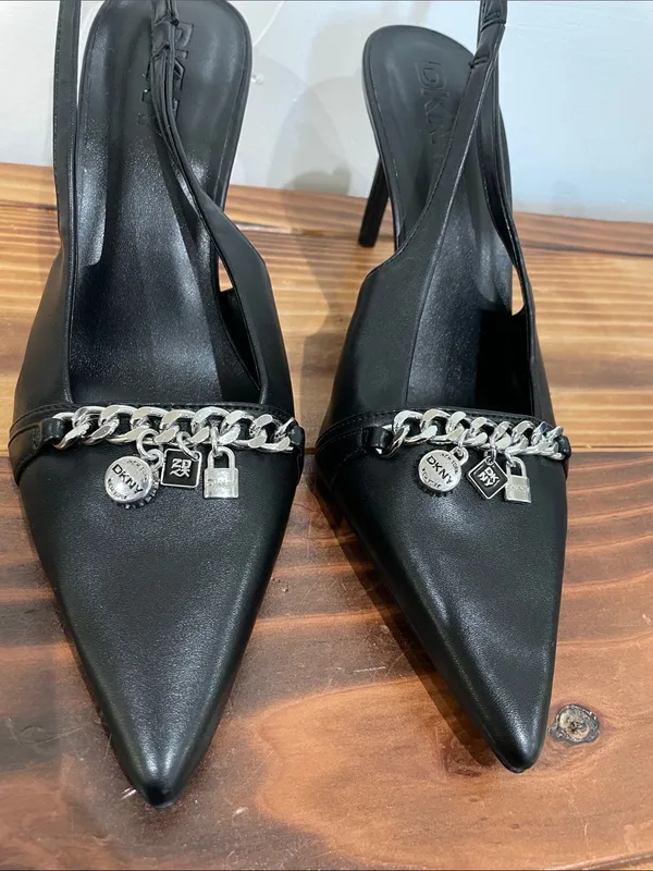 New! DKNY Slingback Pumps Black Heels Chain & Charms Detail Size 8.5 - Image 5