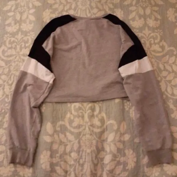 by H&M Women’s Used Grey Colorblock Long Sleeve Crop Top (Size M) - Image 2
