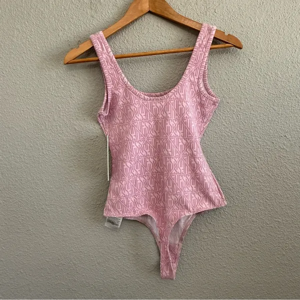 Guess‎ Bodysuit Size XS NWT Guess Spell out Logo Print - Image 3