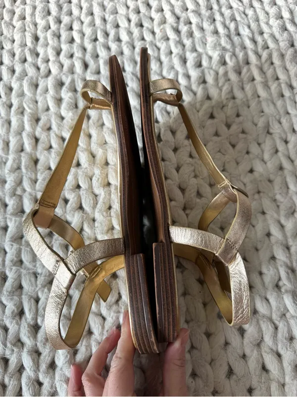 Naturalizer Gold Fifi Toe Loop Flat Sandal, size 7 - Image 7