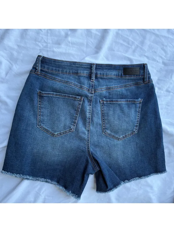 Sound Style Womans Size 4 High Waisted Frayed Hem Med Wash Jean Cutoff Shorts - Image 4