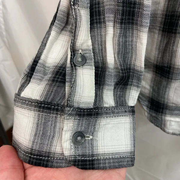 EUC American Eagle women’s black white‎ plaid relaxed boyfriend fit button shirt - Image 2