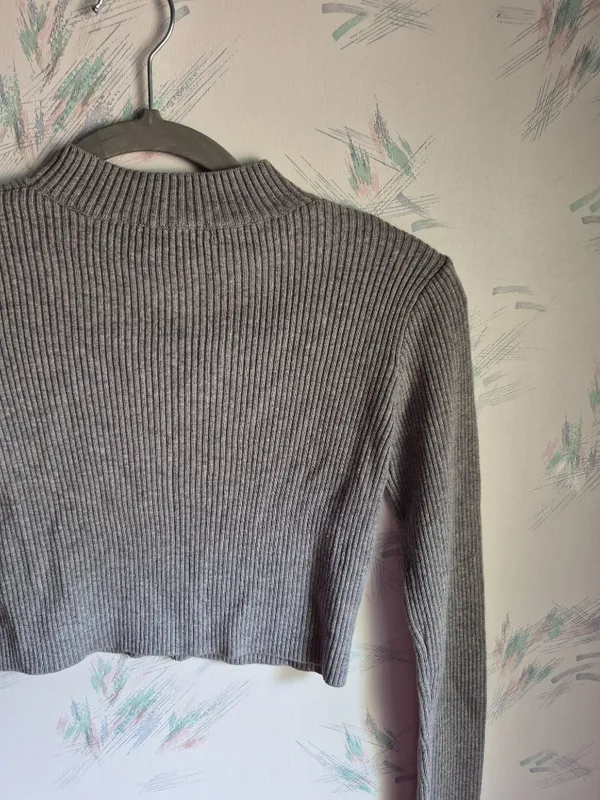 Brandy Melville Gray cropped Sweater - Image 6