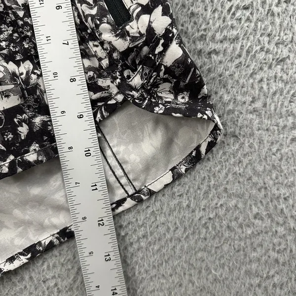 Lululemon Tracker Shorts V‎ Low Rise 4" Black White Floral Athletic Women's 6 - Image 10