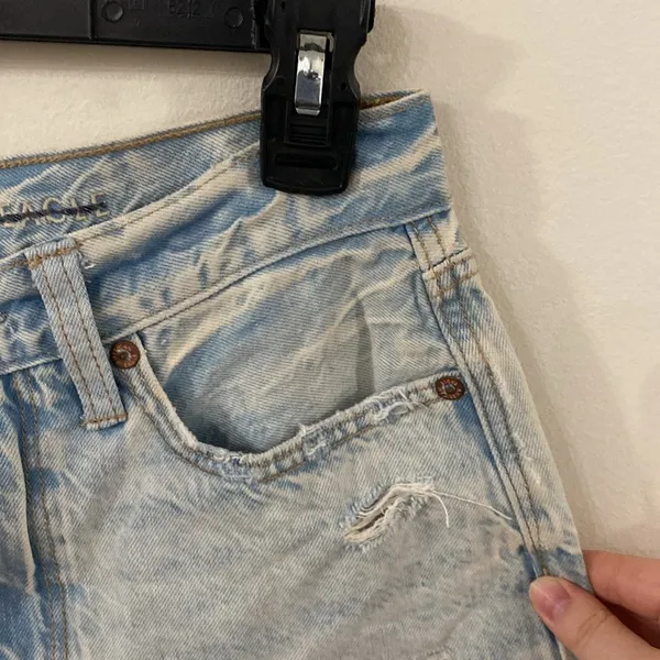 New American Eagle 90s boyfriend acid wash fringe hem denim shorts size 6 - Image 3