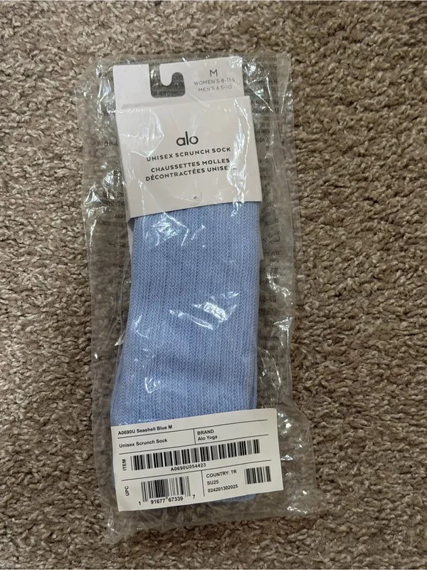 NIB Alo Seashell blue scrunch socks size size medium - Image 3