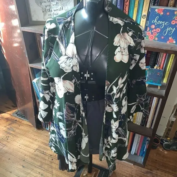 Altar’d State green tropical flower lightweight M coverup kimono - Image 2