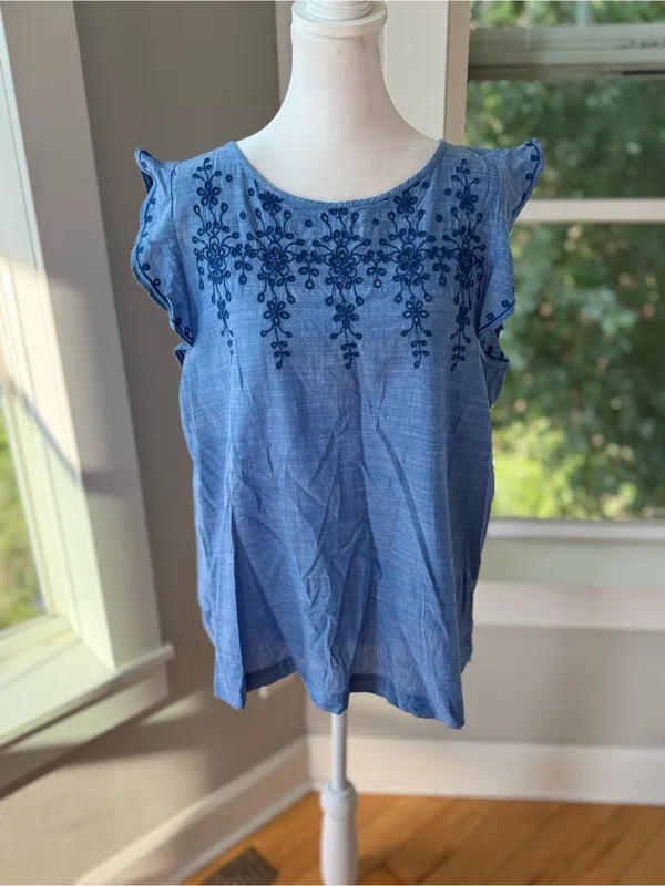 LOFT Chambray Blue Cotton Embroidered Flutter Sleeve Top Sz Medium - Image 8