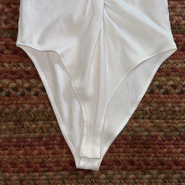 WHITE BASIC RIBBED V NECK TWIST FRONT BODYSUIT ONE PIECE - Image 3