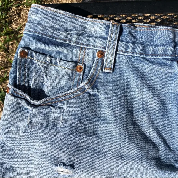Levi's | 501 Button Fly Distressed Cut Off Short Size 33 100% Cotton - Image 4