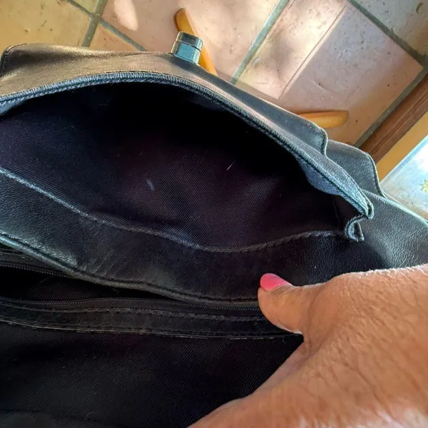 Elegant Black Leather Shoulder Bag - Image 10