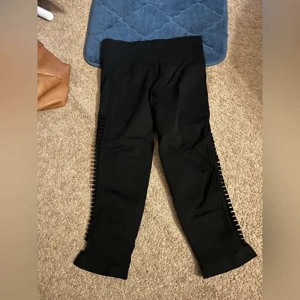 Fabletics compression‎ capri leggings xs - Image 2