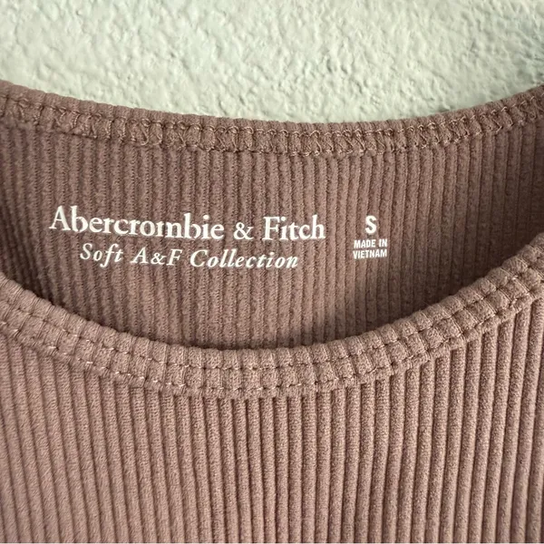 Abercrombie & Fitch Essential Ribbed Tank Bodysuit in Taupe. Size Small - Image 5