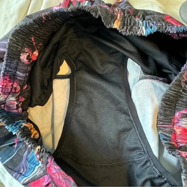 Lululemon Hotty Hot Low-Rise Lined Short 2.5" Veiled Floral - Image 8
