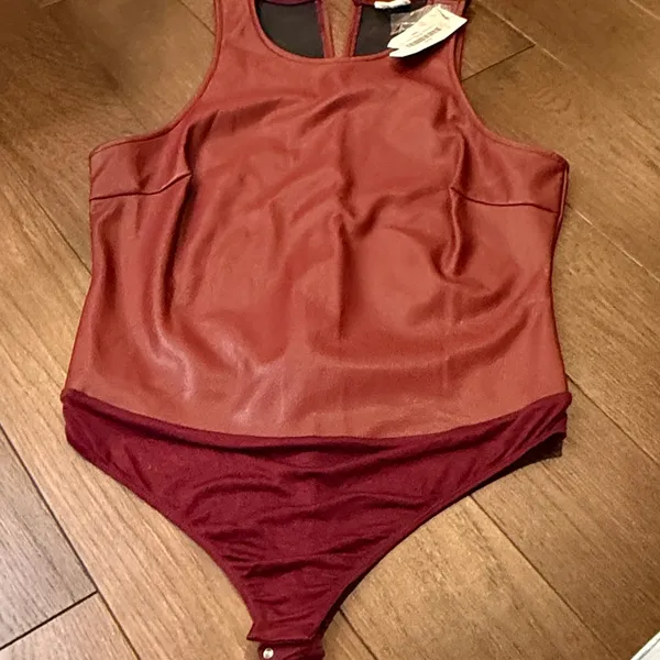Le Lis Burgundy Faux Leather Bodysuit NWT Size Large C11-047 - Image 4