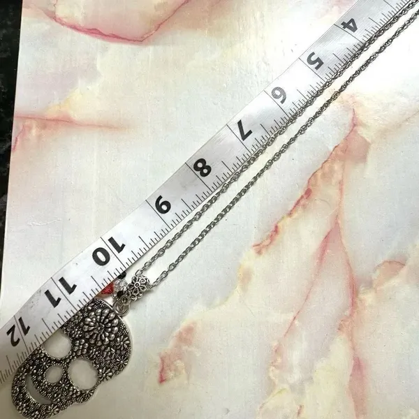 Silver tone skull pendant necklace - Image 3