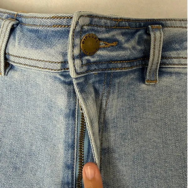 Rip Curl Women's 27 Light-Wash High-Waist Wide-Leg Frayed Jeans - Image 2