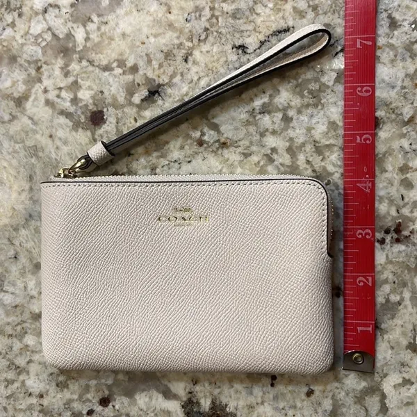BNWT Coach Corner Zip Wristlet - Image 8