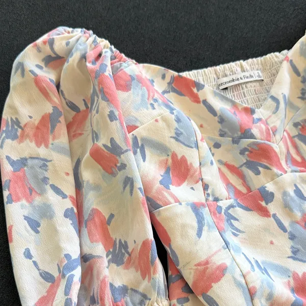 Abercrombie & Fitch Cream Floral Crop Top with Coral & Light Blue Accents - Image 3