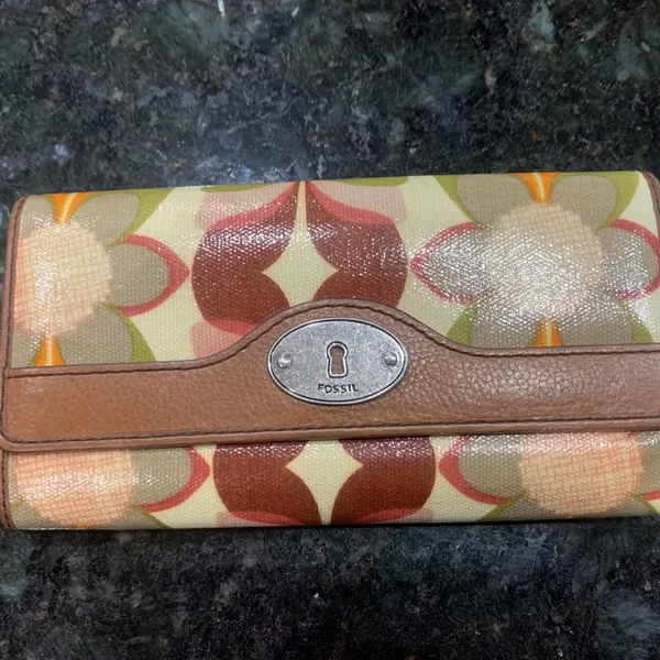 Fossil key-per floral wristlet. In excellent condition. - Image 3