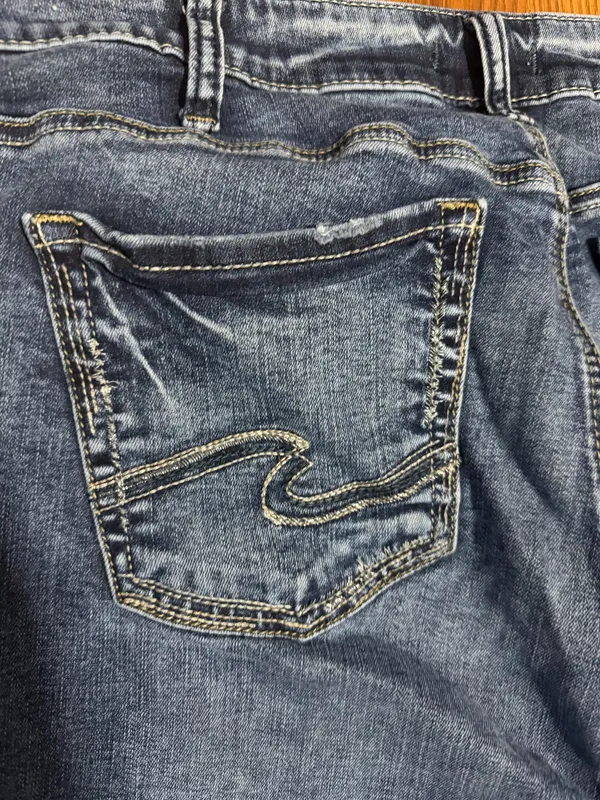 Silver Jeans Co Elyse Mid Rise Whiskered Capri Denim Pants Size 16. - Image 4