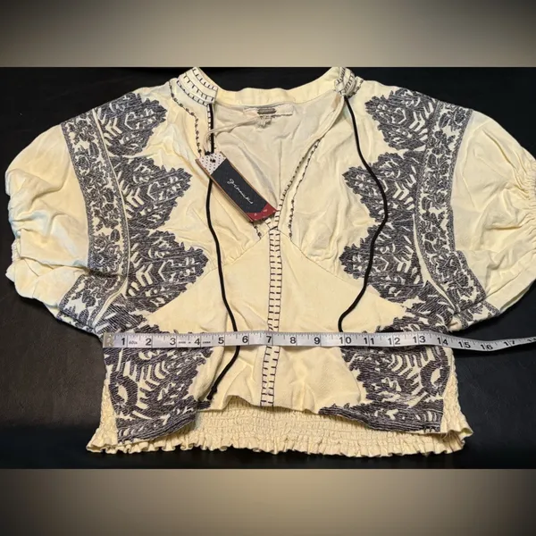 Gimmicks by BKE Cream Puff Sleeve Embellished Blouse size M NWT - Image 10