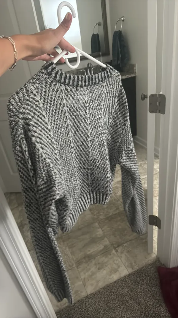 Sweater Graphix Black And White Cropped Sweater - Image 2