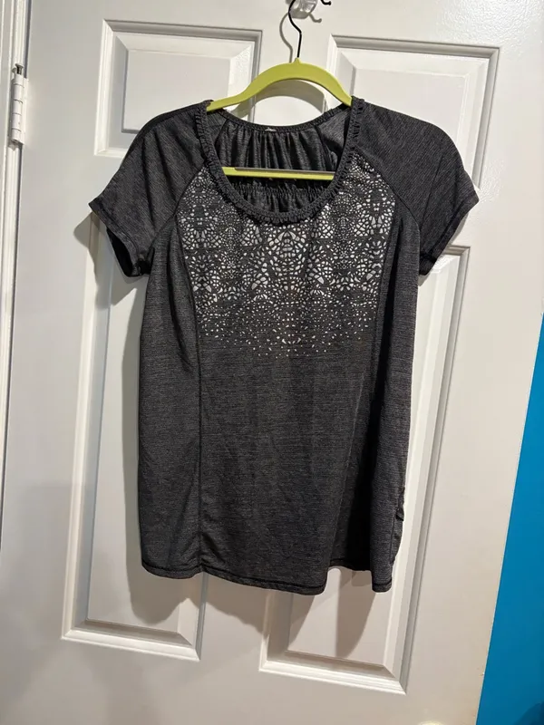 Lululemon women’s Run Wild Short Sleeve Tech Shirt gray sz 8 M - Image 3