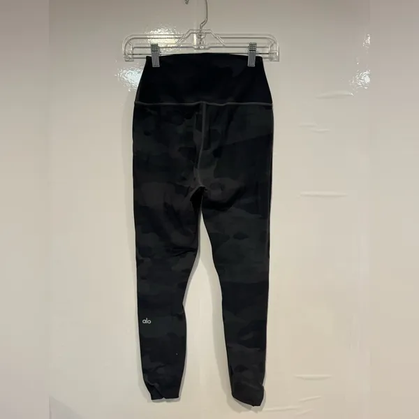 Alo High Waist Airlift 7/8 black‎ camo leggings - Image 4