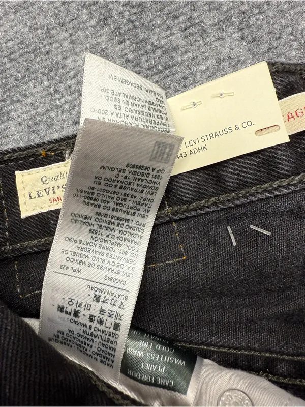 Levi’s Womans 24 Straight Ankle NWT Distressed Black Straight-Leg Jeans - Image 4