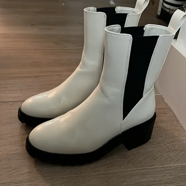 Amazon Boots - Image 10