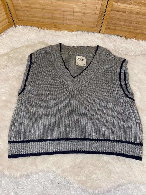 Abercrombie & Ditch Women's Grey black stripe trim V-Neck Knit Sweater Vest S - Image 3