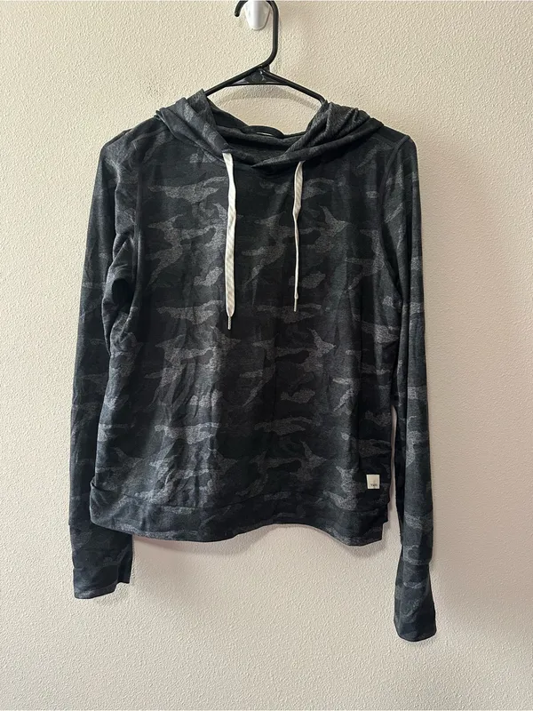 Vuori halo essential hoodie black camo fits like a medium - Image 4