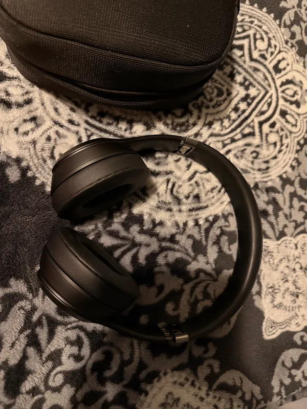 Beats Solo 4  - Image 2