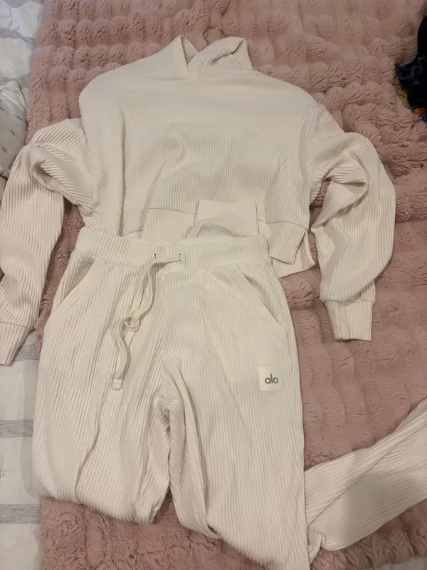 Alo matching sweat set - Image 2