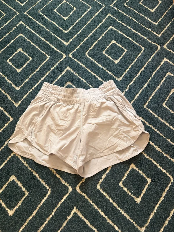 Lululemon Shorts Track That 3" White High-Rise - Image 2