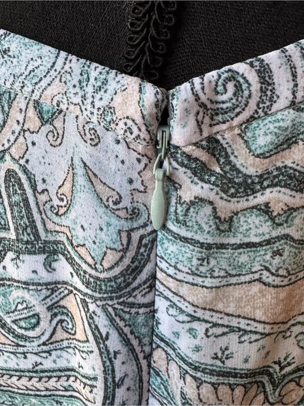 White House Black Market Green Paisley Lightweight Flowy skirt 8 nwt - Image 5