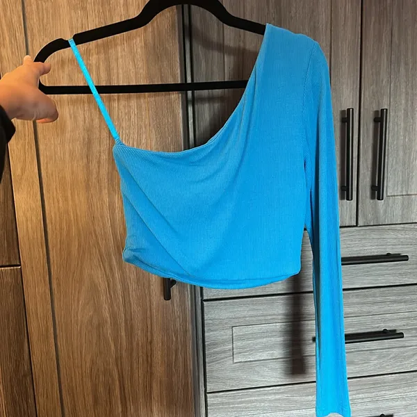 Superdown Karol Ribbed One-Shoulder Crop Top in Cobalt - Image 6
