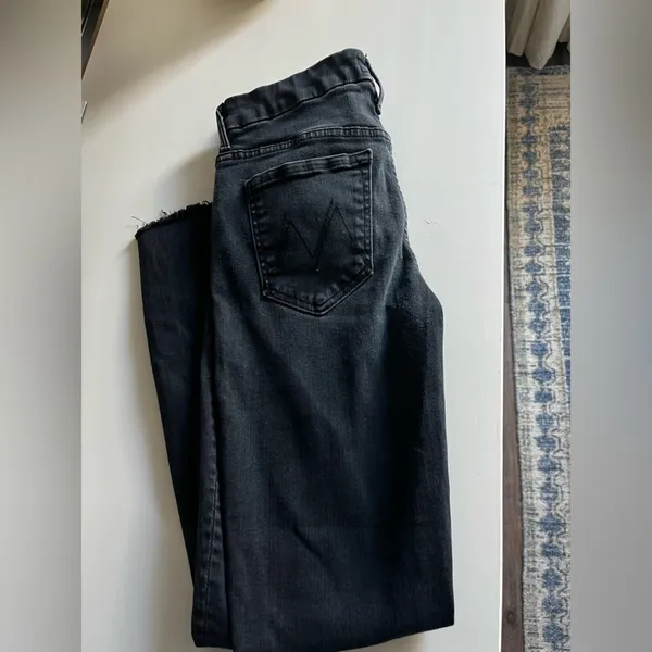 MOTHER DENIM - High Waisted Looker Ankle Fray in Blackbird - Image 4