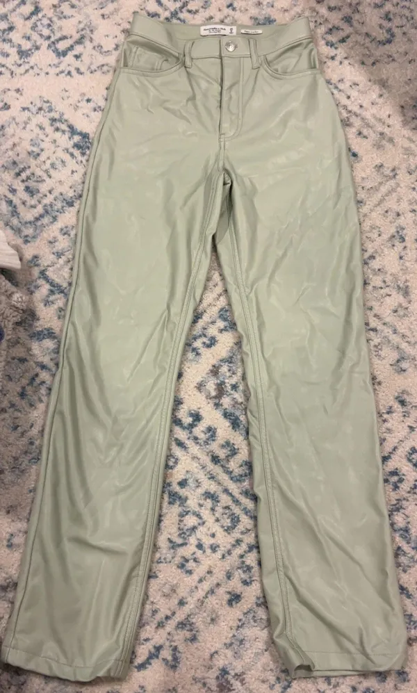The 90s Straight Abercrombie Ultra High-Rise Green Leather Pant - Image 3