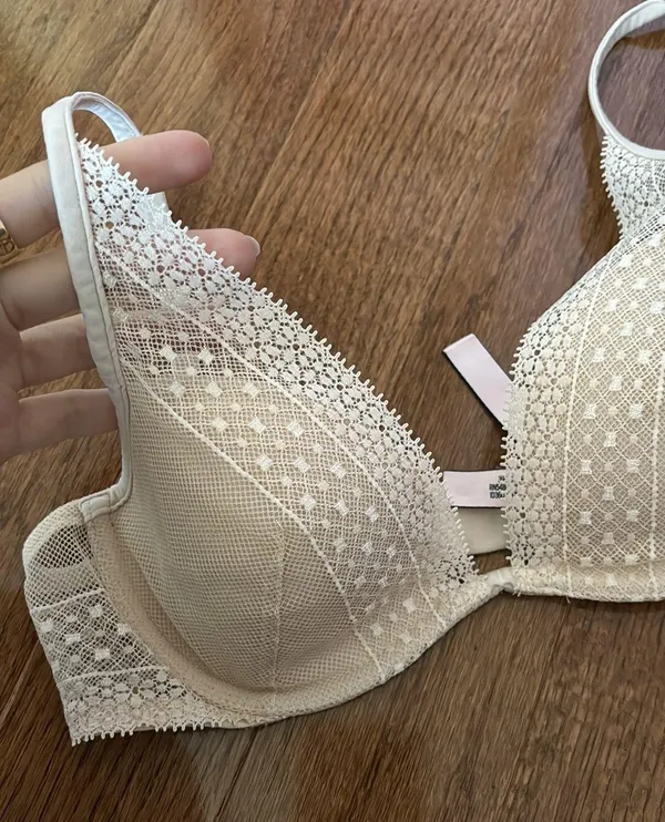 NWOT Victoria’s secret incredible lightly lined lace plunge bra 32C cream color - Image 2