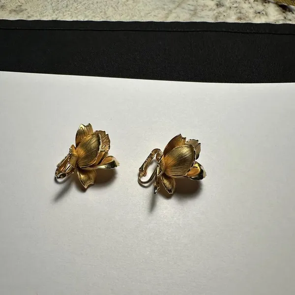 Signed Pastelli Rose Flower Gold Tone Vintage Clip On Clip-on Earrings - Image 3