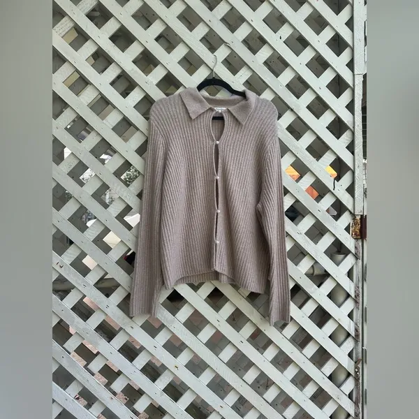 ❤️Abercrombie & Fitch Pearl Button Collared Cardigan - Image 2
