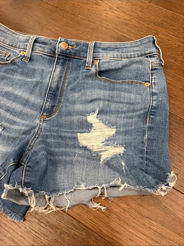 Universal Thread Women’s Distressed Blue Denim Shorts Size 10/30 - C73-014 - Image 3