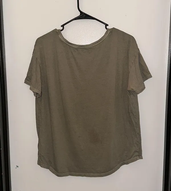 Old Navy Easy Tee Crewneck T-Shirt in Size Medium - Image 3
