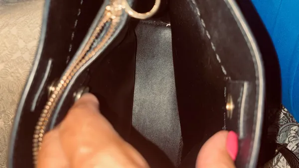 Source Unknown BLACK PEBBLED FAUX LEATHER HANDBAG/CROSSBODY T DESIGN GOLD TONED HARDWARE - Image 18