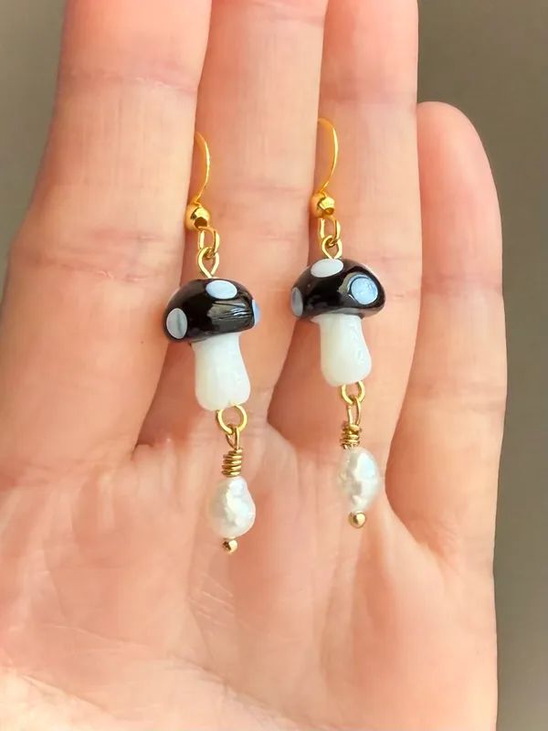Handmade Kawaii y2k black mushroom & freshwater pearls dangle earrings🍄🖤 - Image 2