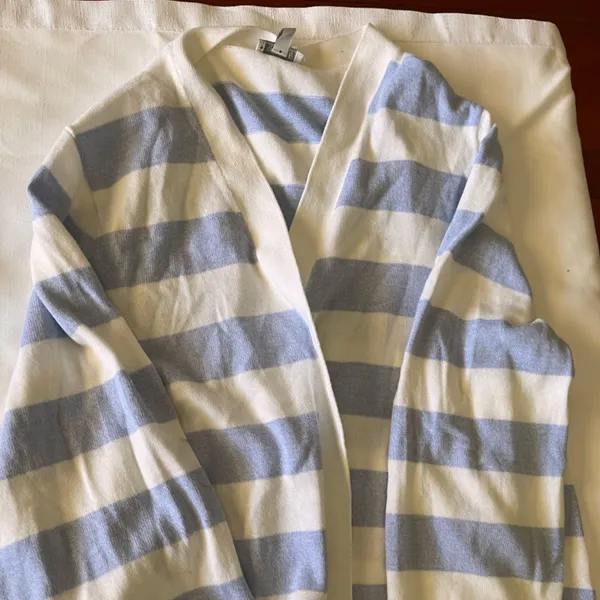 Talbots Women's Sweater - Soft Blue and White - Image 5