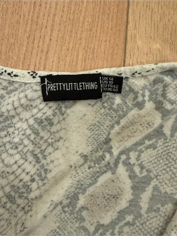 PrettyLittleThing snake print cropped tank top and biker short two-piece set - Image 5